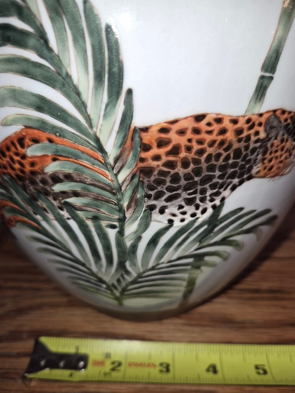 Vintage Oriental Accent Inc. Ginger jar featuring a cheetah (or leopard) - Picture 4 of 6